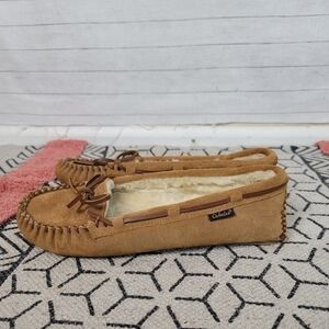 Cabela's Suede Faux Sherpa Lined Moccasins Slippers in Tan, sz 10